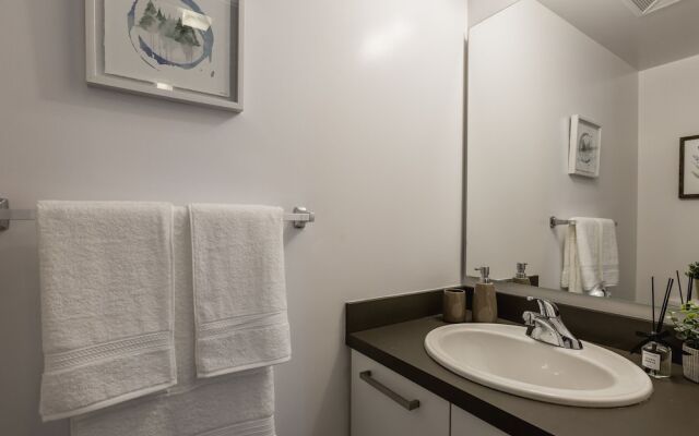 12 York St Condo - Financial District