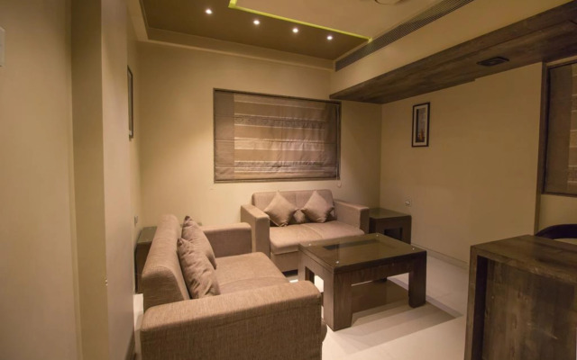 Super Townhouse OAK Regal Inn Near Sant Tukaram Nagar Metro Station