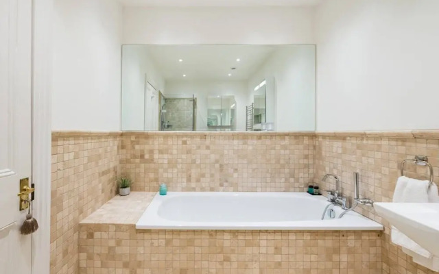 Grand Victorian Apartment in Sought-after Clifton