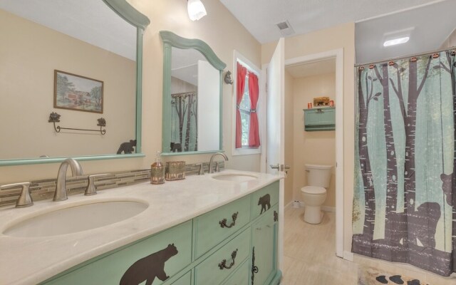 Thirsty Bear Den - Relaxing Pet Friendly Cabin In Gatlinburg 3 Bedroom Home by Redawning