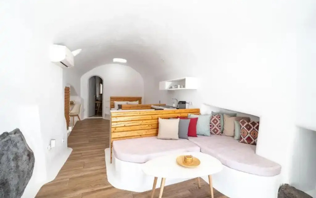 Karpimo & Fertimo Suites Santorini