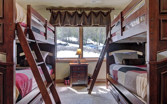 Lofty Fox Villa by RedAwning