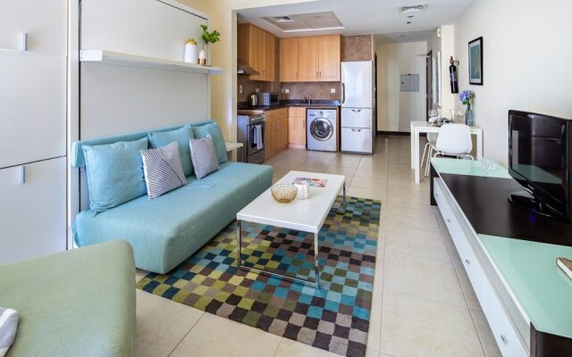 Spacious + Modern Studio in JLT - Sleeps 3