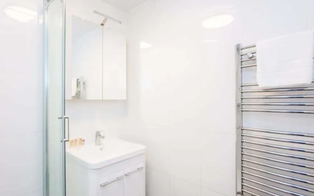 Energised Apartment With Gym in Brent Park