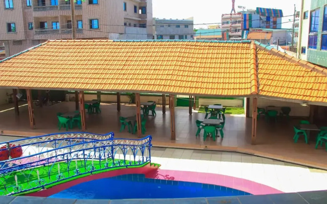 New green Horse Hotel