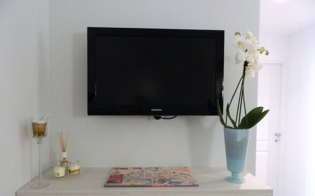 Eighty Four Luxury Rooms