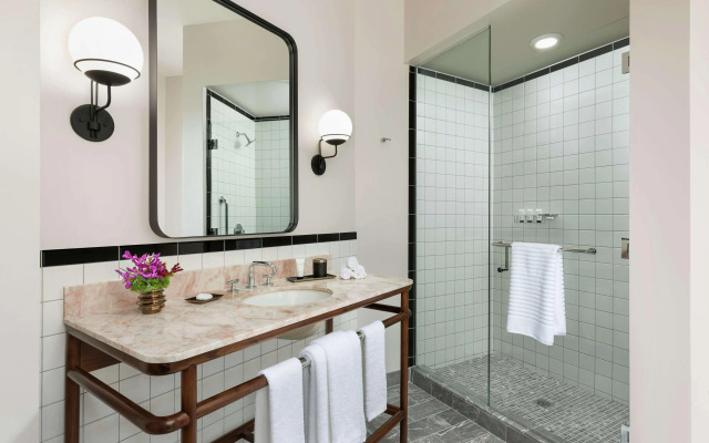 The Candler Hotel Atlanta, Curio Collection by Hilton