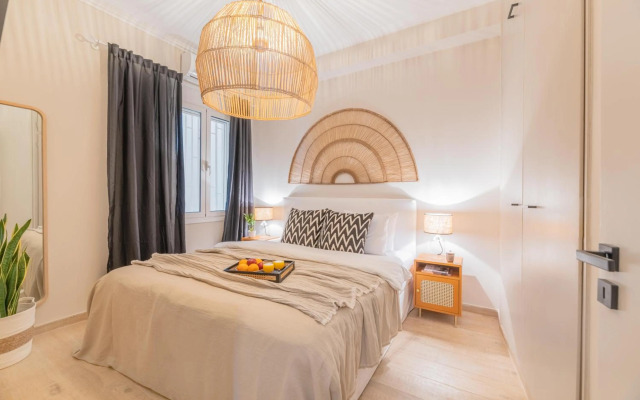 Minimal Retreat w/ Watercoloured Sunset View