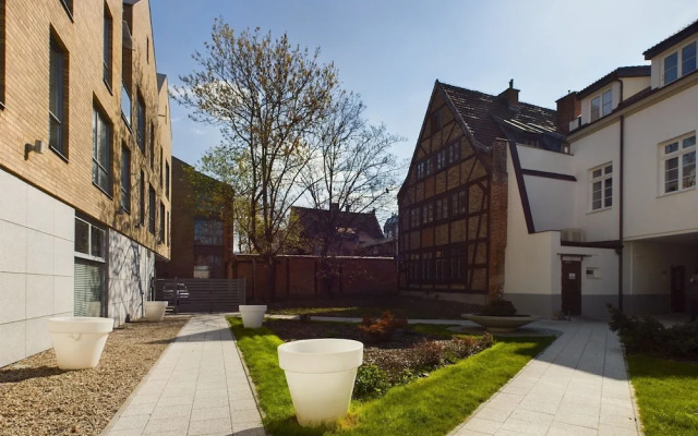 Apartment With Parking by Renters