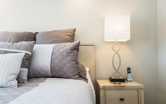QuickStay - Premium 2bdrm in Yorkville (Yonge & Bloor)