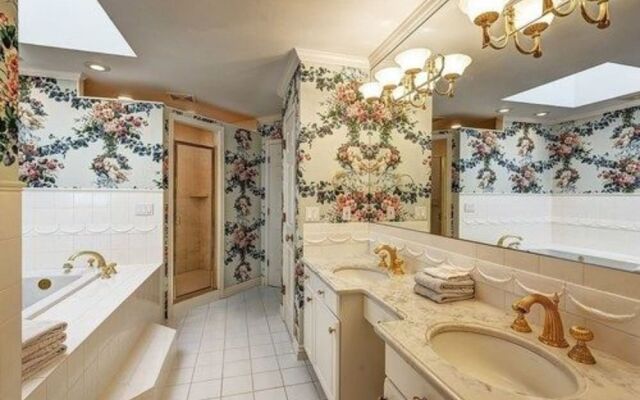 Sea Mist Waterfront Inn