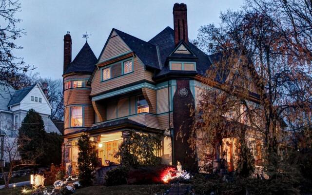 The Queen, A Victorian Bed & Breakfast