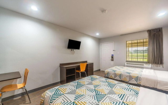 Motel 6 Livingston, TX