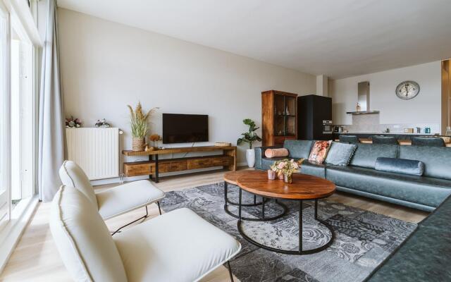 Luxury apartment overlooking the marina for 10 people