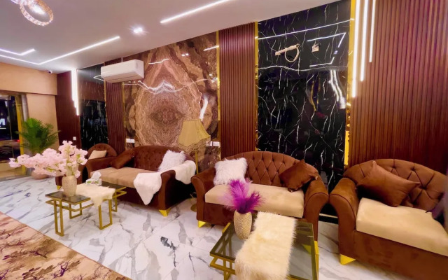 Nemes Pyramids View INN