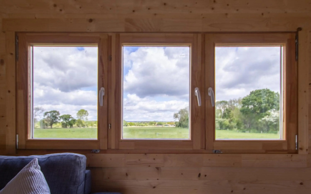 New Stunning Lake View Log Cabin With Hot Tub