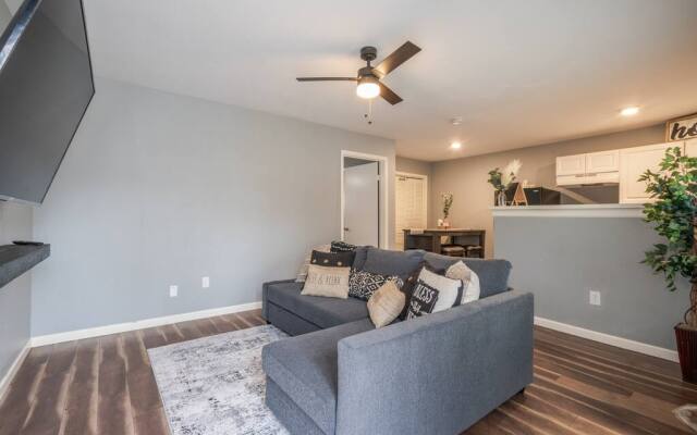 Beautiful King Bed Apartment in Renovated Building