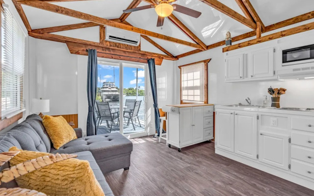 Aqua Lodge Rentals At Coconut Cay