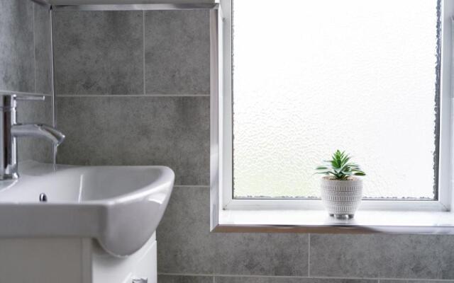 House - Sleeps 4 - Pet Friendly - Parking - Garden