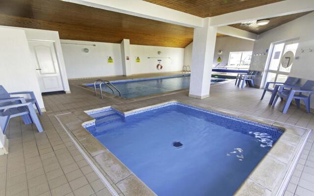 Clifton Court Apt 19 With Heated Pool
