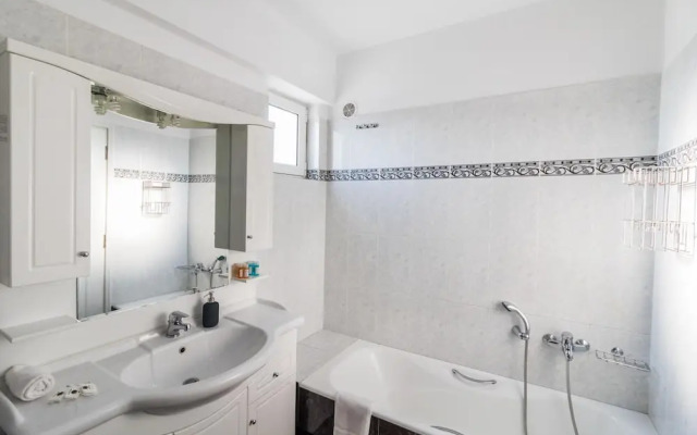 3 Bedroom apt in Athens With Acropolis View