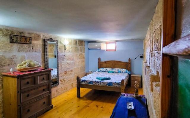 1500 Little Pink House in Kalkara Creek