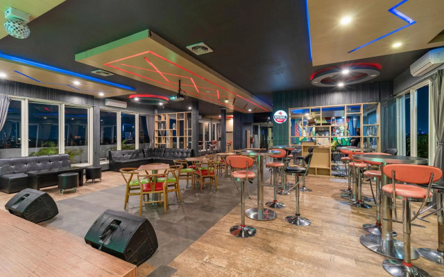 Ascent Hotel and Cafe