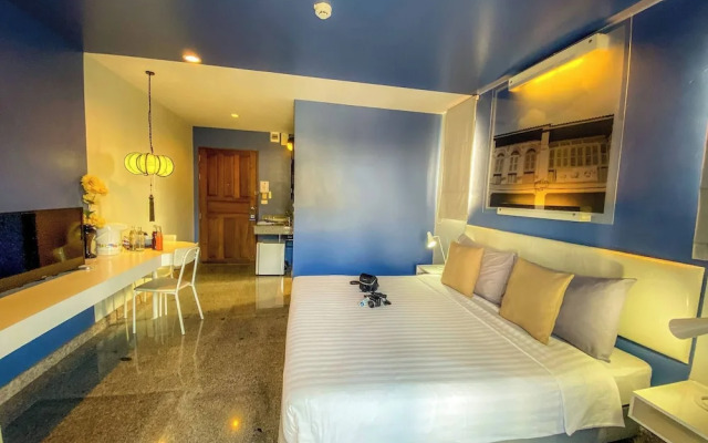 Room-hotel With Balcony in Phukettown
