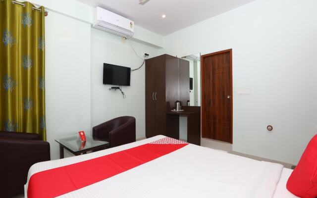 OYO 15725 Golden Residency