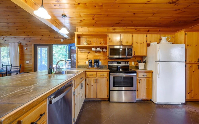 Okehi Pine Cabin With Wood Burning Fireplace and Outdoor Hot Tub by Redawning