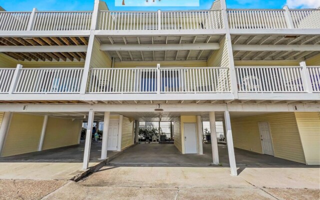 Happy Oasis 2 Bedroom Condo by RedAwning