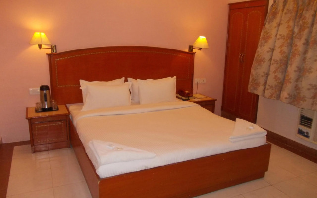 Fabhotel Metro Manor Central Station