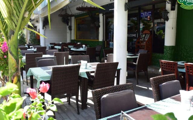 Big Boys' Bed & Burger