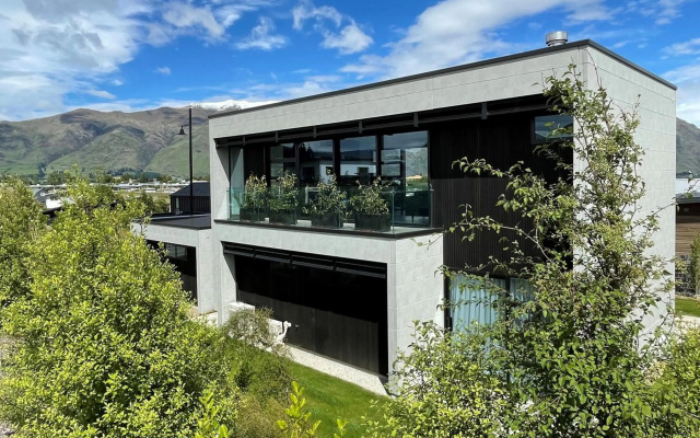 Luxurious Lake and Alpine Views