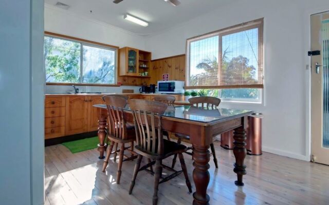 Christmas Bush Avenue, 2/1