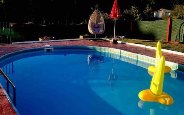 Alojamiento Entero Con Piscina Y Jardin.