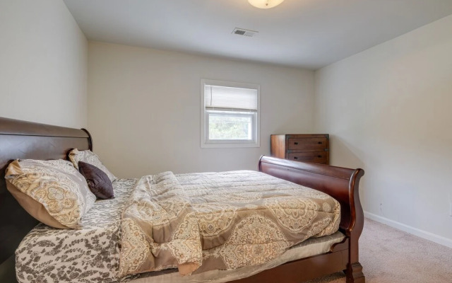 Spacious Triangle Townhome - Near Hiking & Golf!