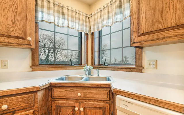 4 Mi to the Amish Village: Spacious Home w/ Deck!