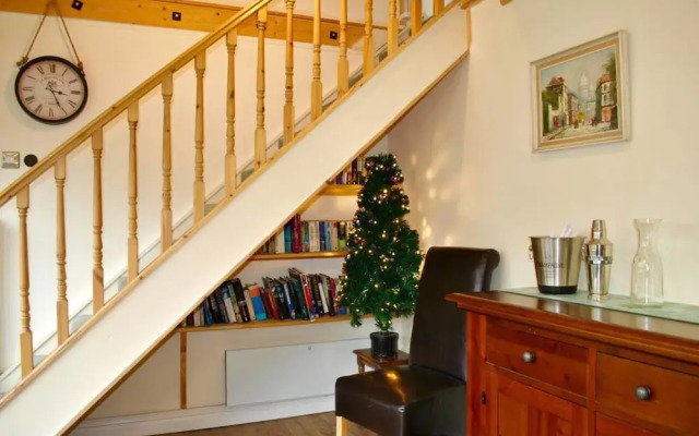 Squirrel Barn. Hi-spec. Hot tub & Wifi. Sleeps 14