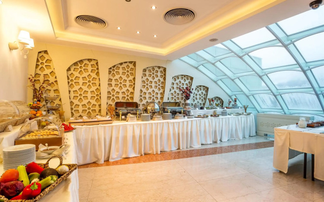 Earth and People Hotel & Spa