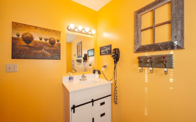 Bearfootin' 3 Bedroom Cabin by RedAwning