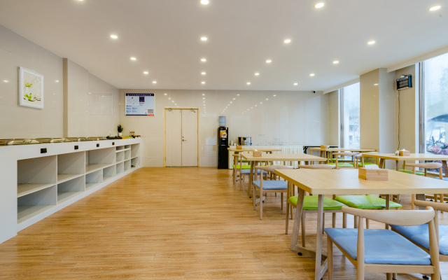 Floral Hotel · Shitai Xishuiwan bathing pool Home Hotel(bathing pool Xiquan Resort)