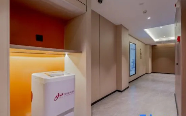 Homeinn Plus Hotel (Xujiahui Shanghai Stadium Subway Station)