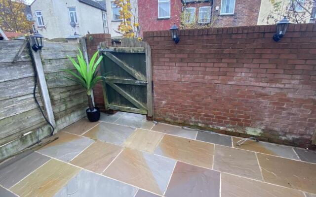 Private King En-Suite bedroom close to MediaCityUK/Old Trafford