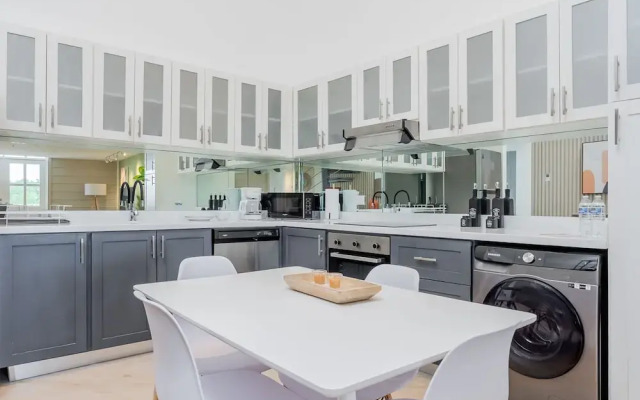 w Elegant 3BR With Modern Terrace in Panama