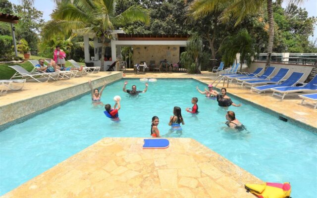 Isabela Villa sleeps 40, pool, Jacuzzi, BBQ, power plant, volley, pool table