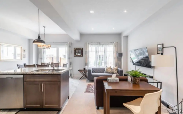 Modern Lakeshore 3BR 3BA TH Free Parking BBQ