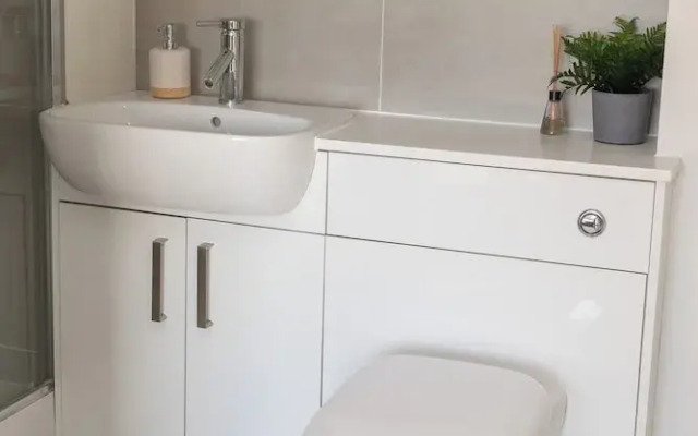 Stylish 2BR Apartment, Town Centre, Free Parking