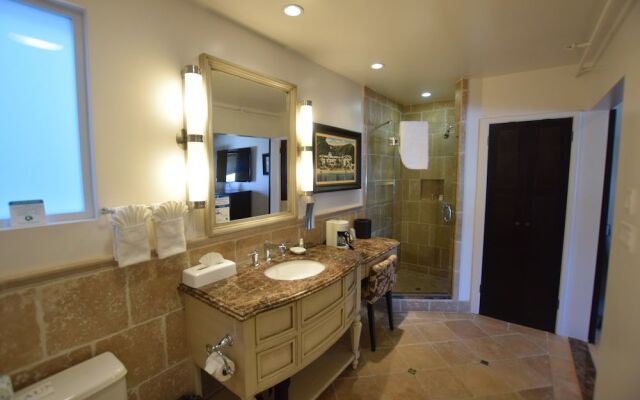 Catalina Courtyard Suites