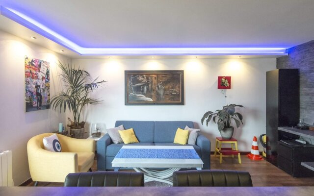 Superb Apartment With Balcony Near la Defense